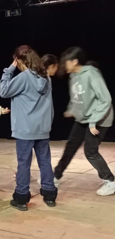 Cinq jeunes participantes à un atelier théâtre