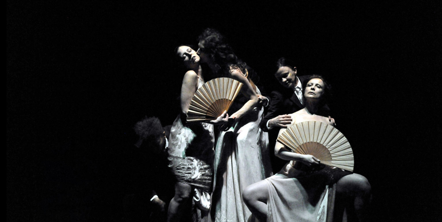 Groupe de danseurs avec des éventails