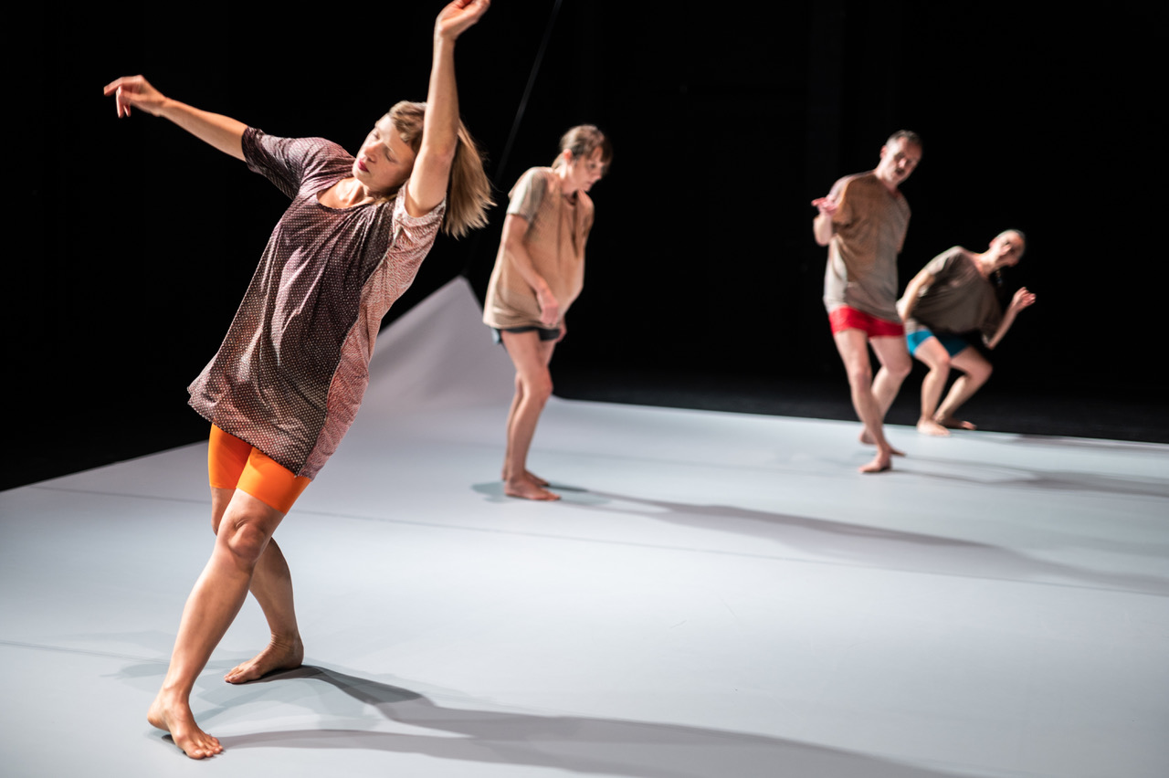 Photo du spectacle Quatuor où l'on voit les 4 danseurs en mouvement