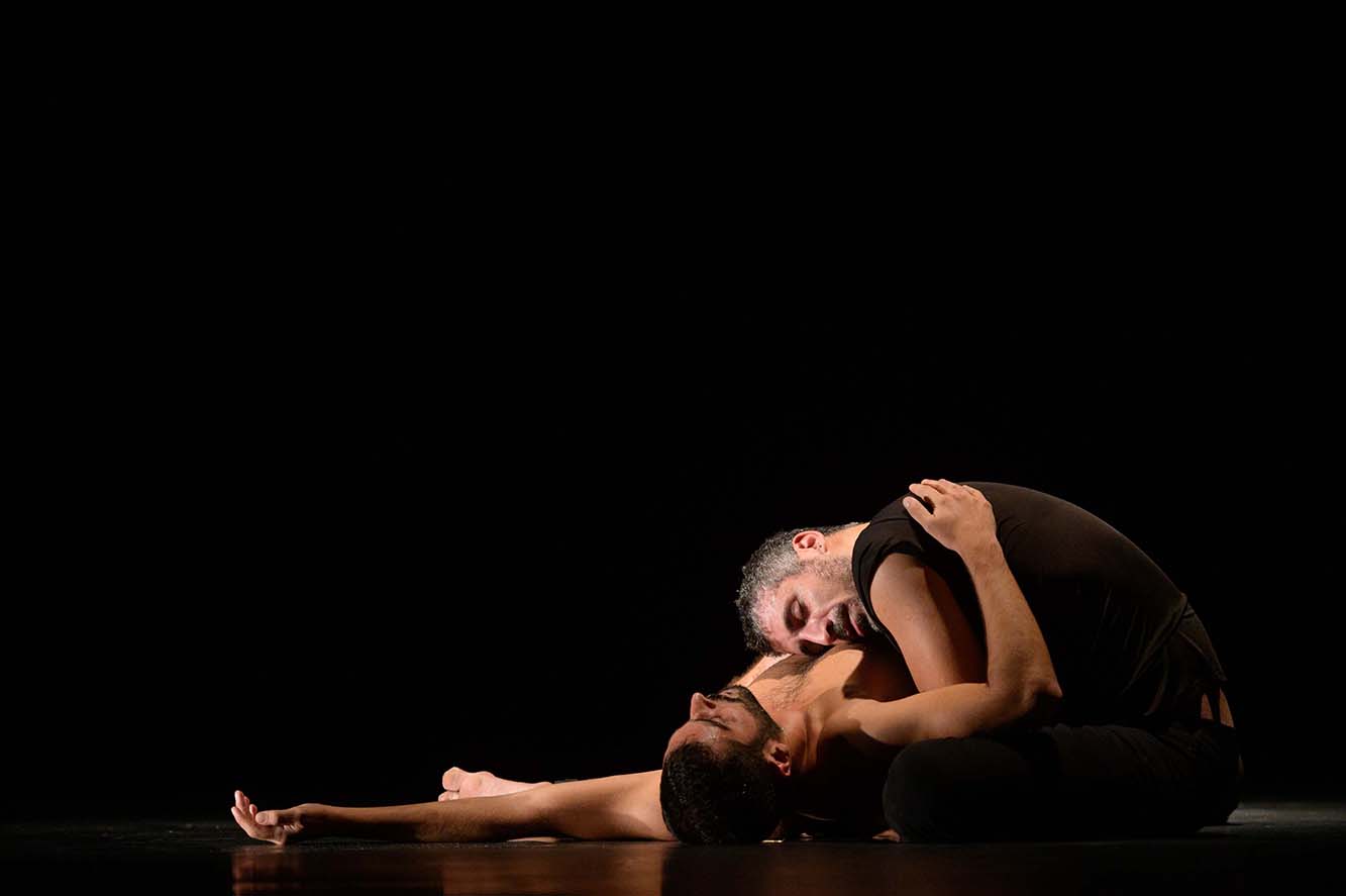 Les deux danseurs, Chadi Aoun & Ali Chahrour, sont couchés sur le sol