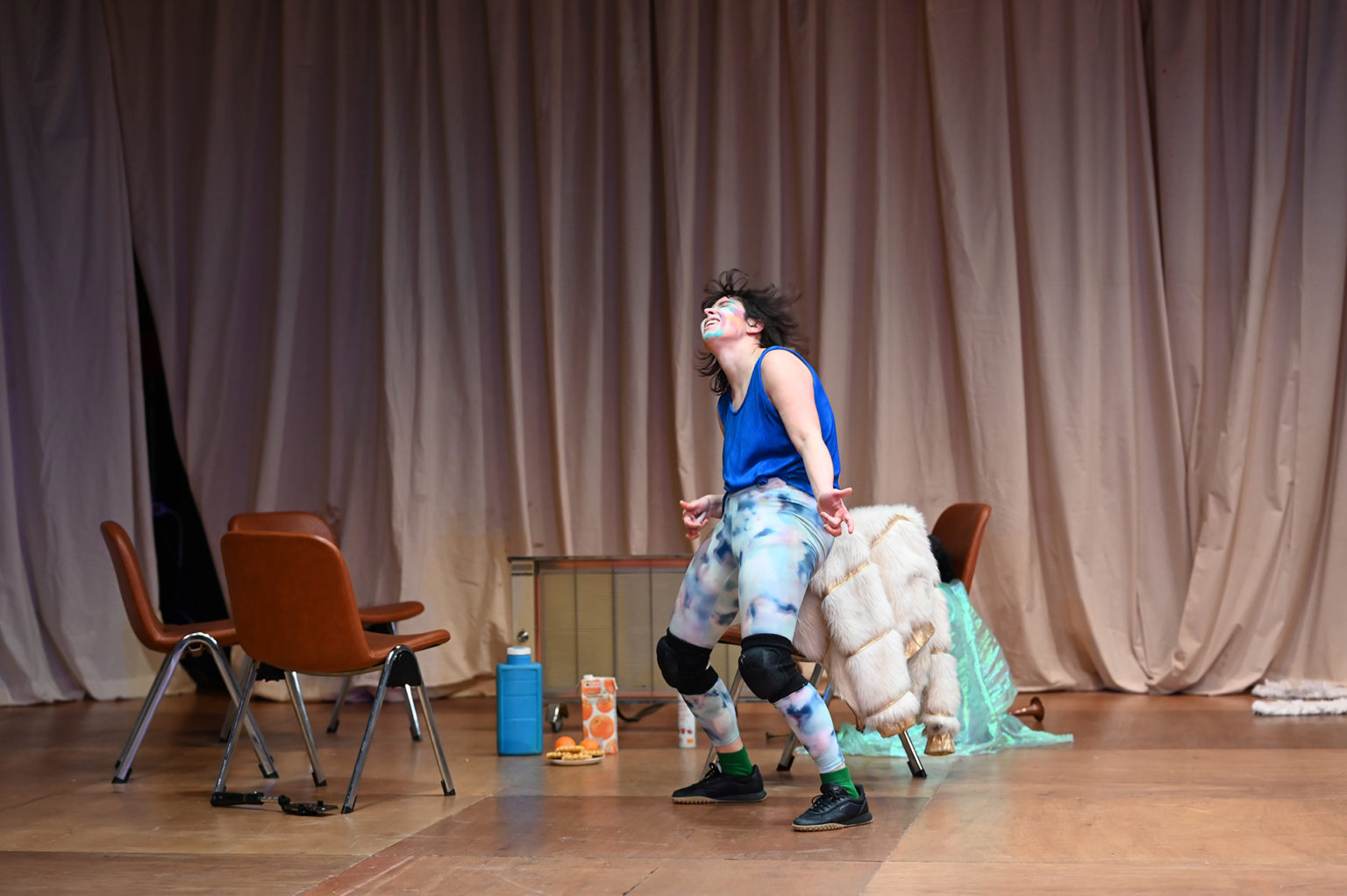 La comédienne Chloé Larrère danse. Elle porte un legging de couleur et un haut bleu.