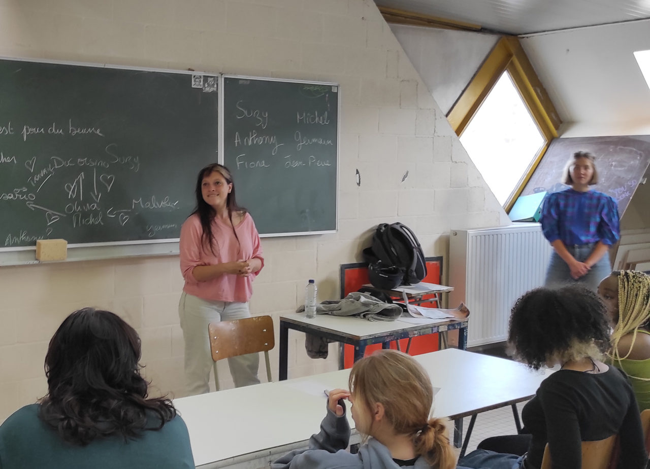 Eline Schumacher donne un atelier dans une école bruxelloise.