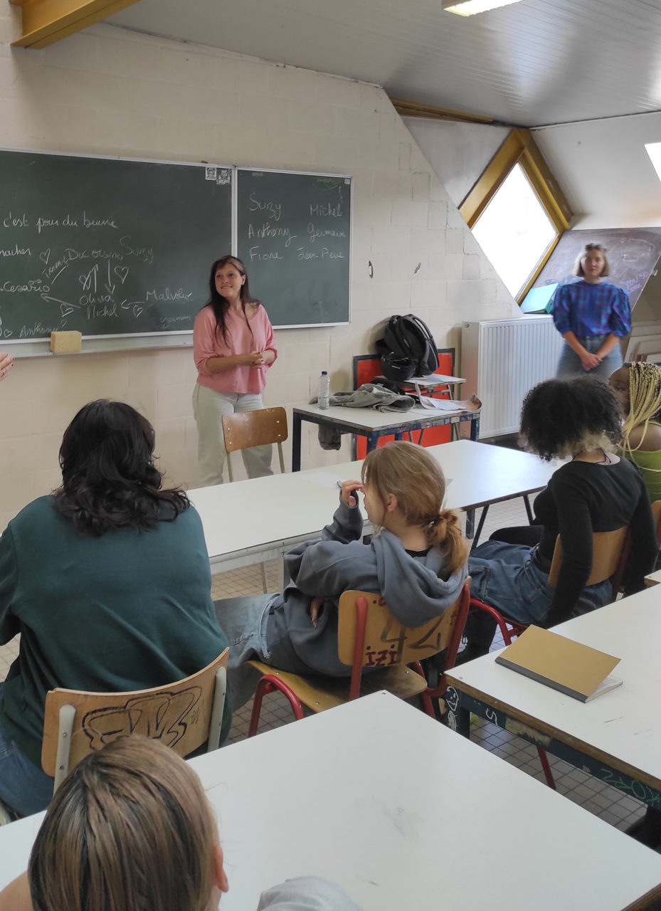 Eline Schumacher donne un atelier dans une école bruxelloise.