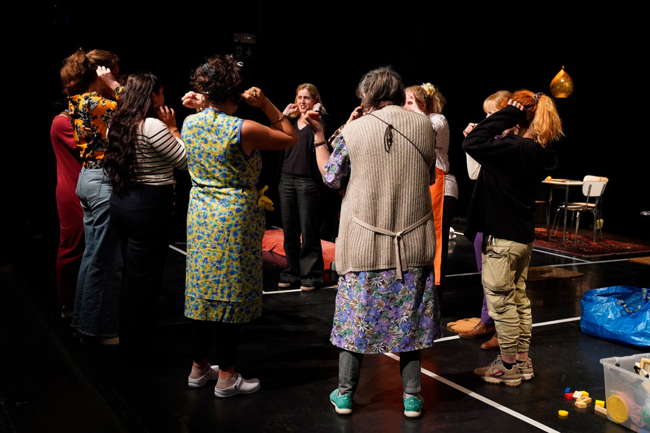 Participantes de l'Atelier des femmes qui s'échauffent avant la représentation.