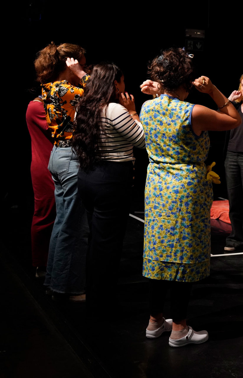 Participantes de l'Atelier des femmes qui s'échauffent avant la représentation.