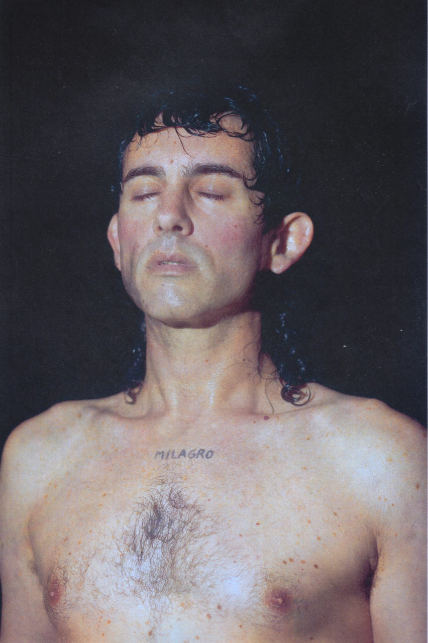 Portrait au buste d'Alberto Cortés les yeux fermés dans l'obscurité.