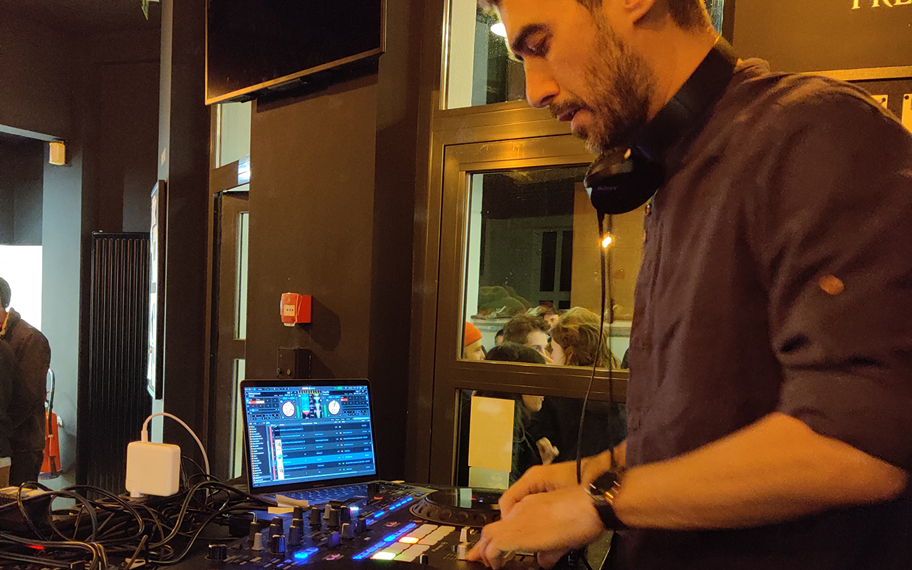 Othmane Moumen devant les platines en train de mixer dans le foyer du Théâtre Les Tanneurs.