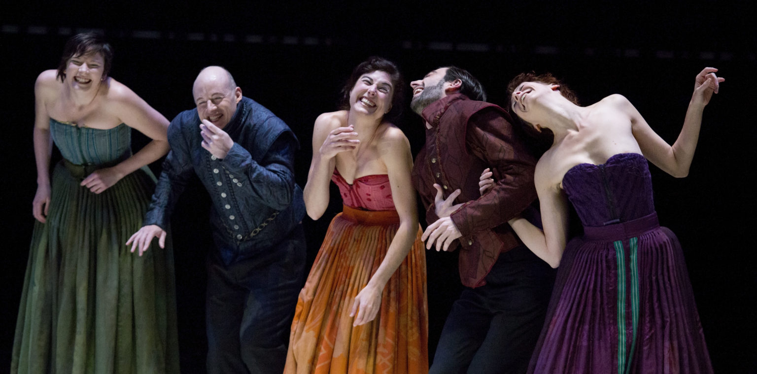 Les danseurs·euses rigolent sur scène.