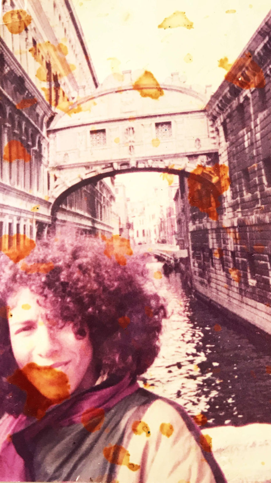 portrait souriant vintage de la mère de Yasmine Yahiatène.