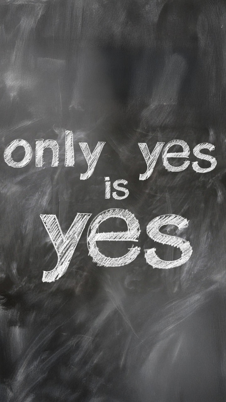 "Only yes is yes" inscrit à la craie blanche sur un tableau noir