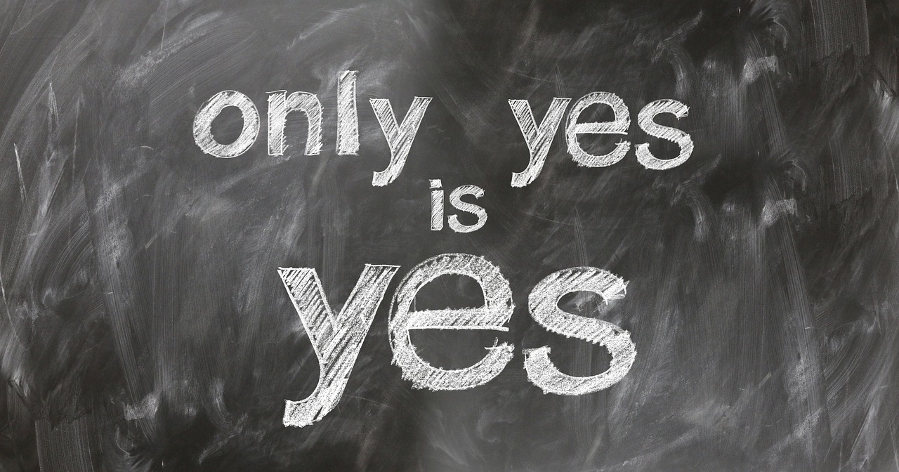"Only yes is yes" inscrit à la craie blanche sur un tableau noir