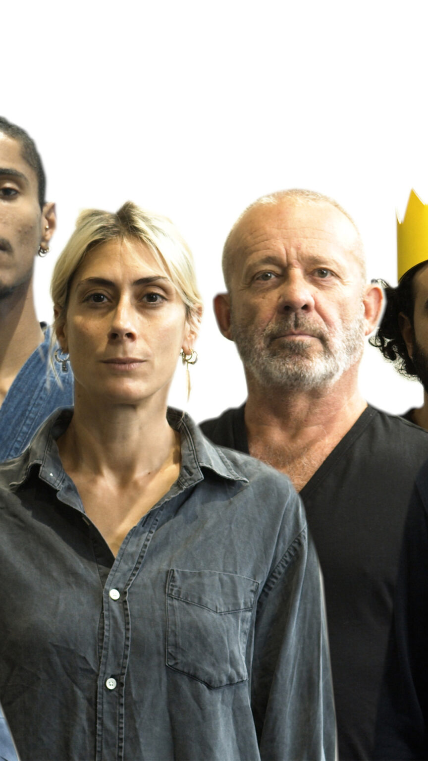 Photo qui représente les différents interprètes de K2-18b, à savoir Artemis Stavridi, Jerôme Février, David Scarpuzza, Miguel Halin, Carlotta Sagna, Younes Namrouchi et Mauro Paccagnella. Ils sont debout, de face et regardent l'objectif.