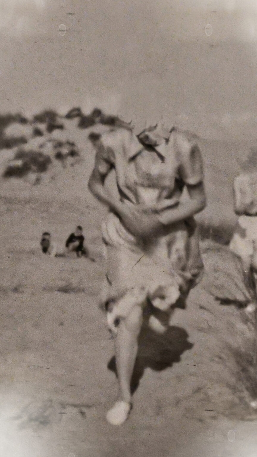 Une photo d'époque montre une femme courant sur une plage. Le visage de la femme a disparu.
